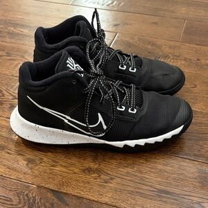 Mens Kyrie Flytrap 4 Basketball Sneakers